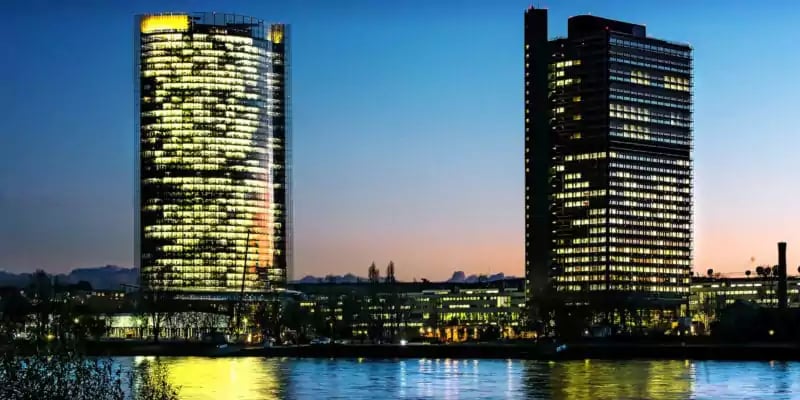 Stadtsilhouette von Bonn mit zwei Hochhäusern im Sonnenuntergang