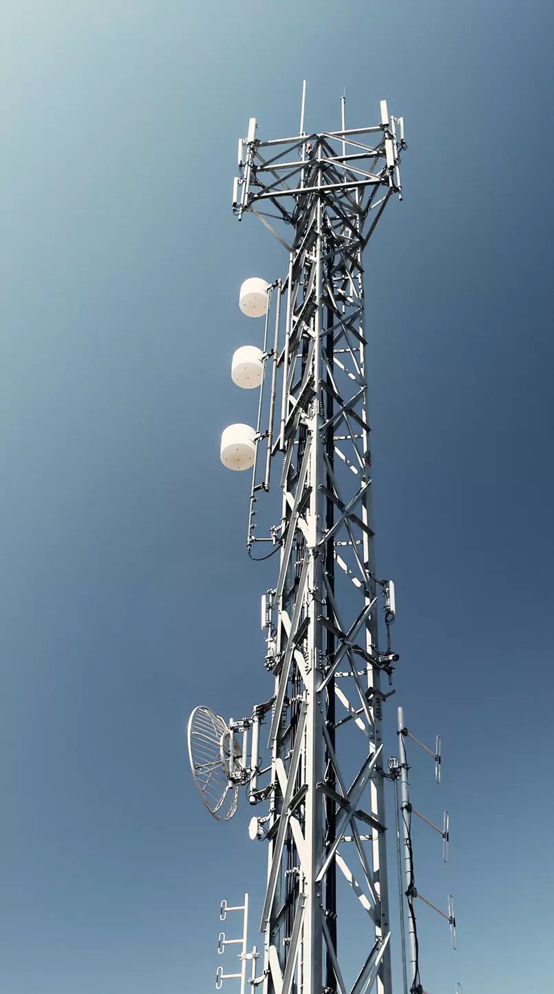Ein hoher Funkmast, der zur Telekommunikation dient.