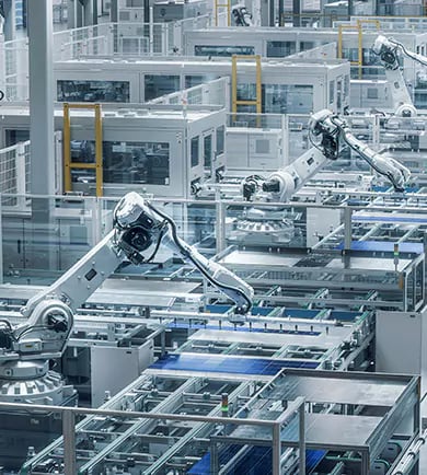 Industrieanlagen mit Roboterarmen