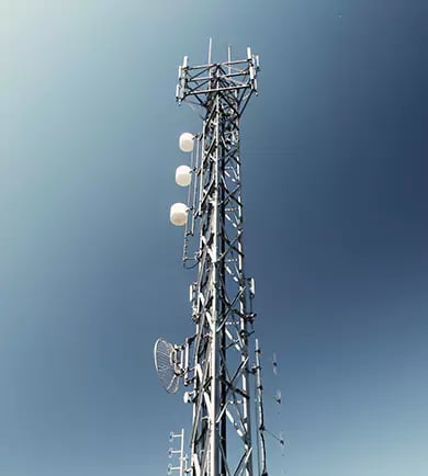 Ein hoher Funkmast, der der Telekommunikation dient