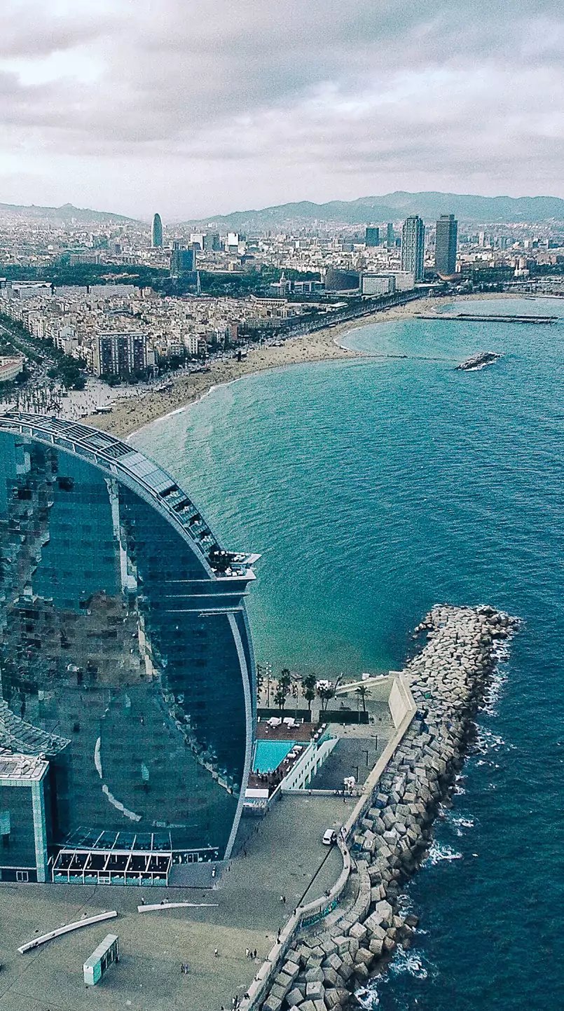 Blick auf die Stadt Barcelona vom Strand aus